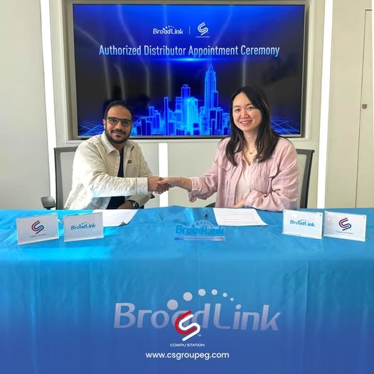 mohamed esam with a lady shaking hands on brodlink table